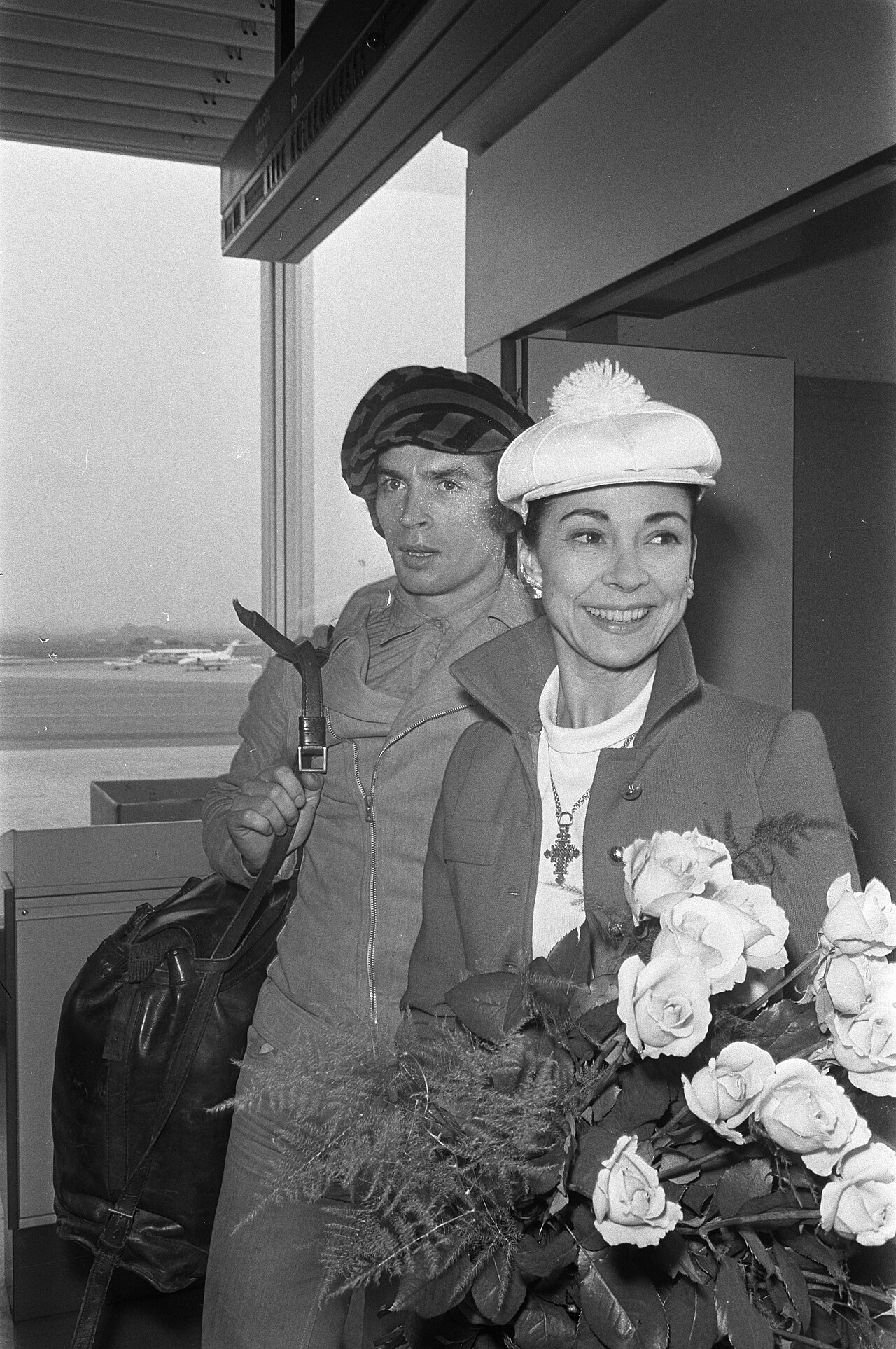 Aankomst Margot Fonteyn en Rudolf Nurejev op Schiphol Hier bij aankomst, Bestanddeelnr 921-5007