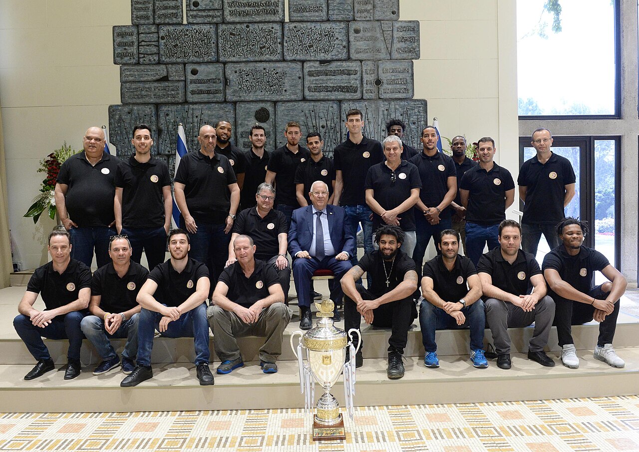 Hapoel Holon Basketball team with Reuven Rivlin (0572)
