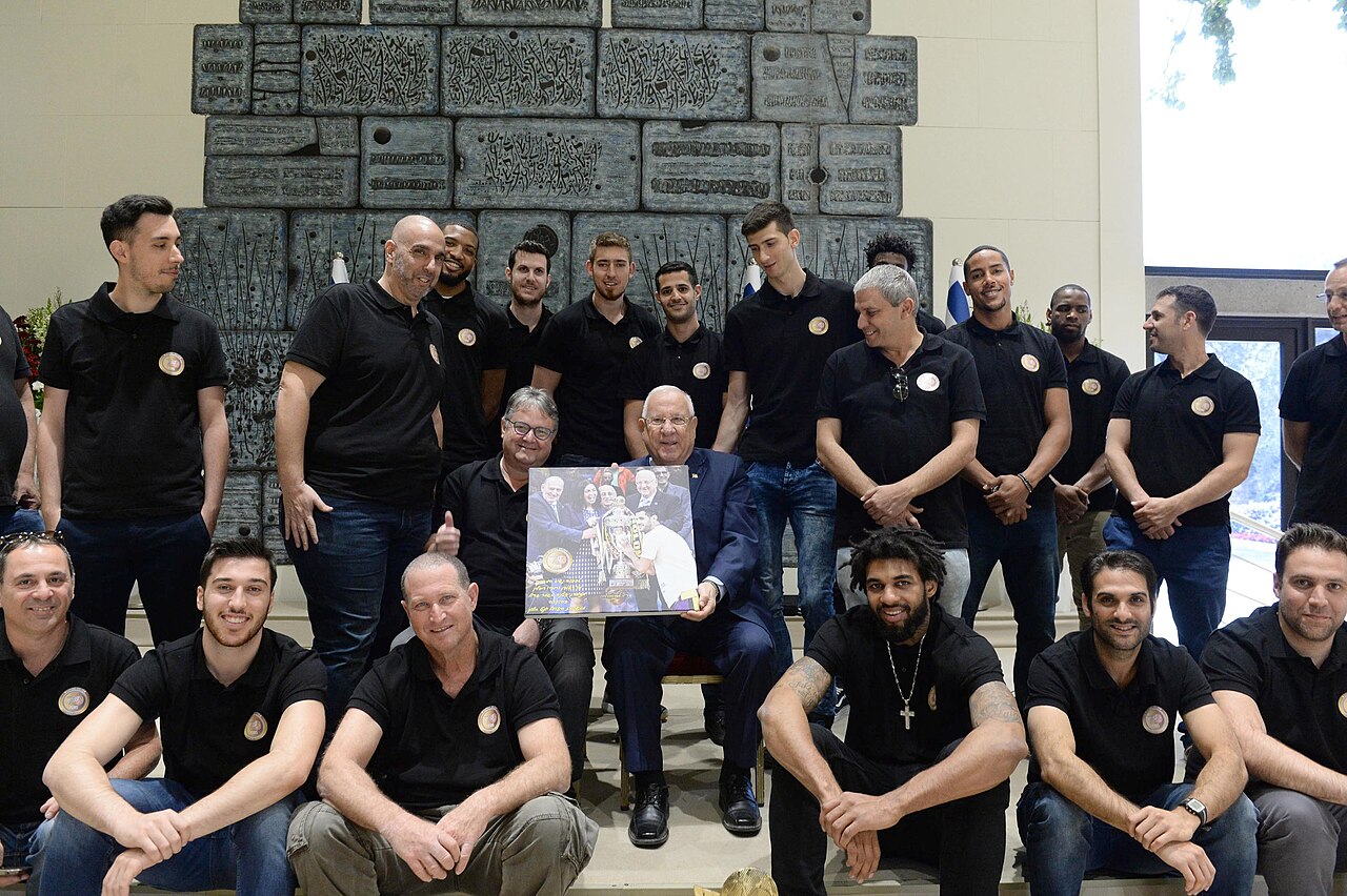 Hapoel Holon Basketball team with Reuven Rivlin (0584)