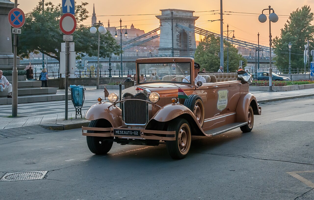 Budapest, V. Eötvös Square. Oldsmobile, Chain Bridge and Castle Hill