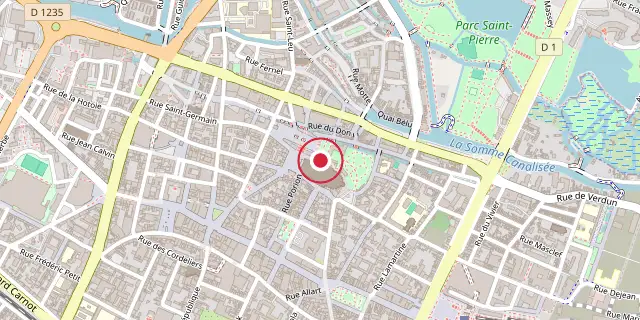 Street map of the area around Amiens Cathedral; the red dot marks 49°53′42″N 2°18′07″E