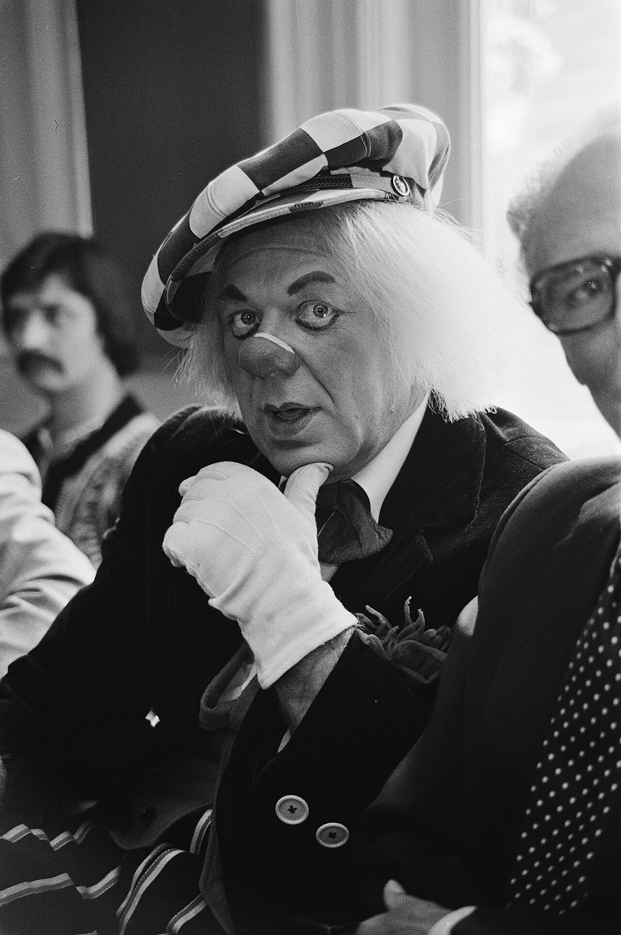 De clown Popov, Bestanddeelnr 930-3794