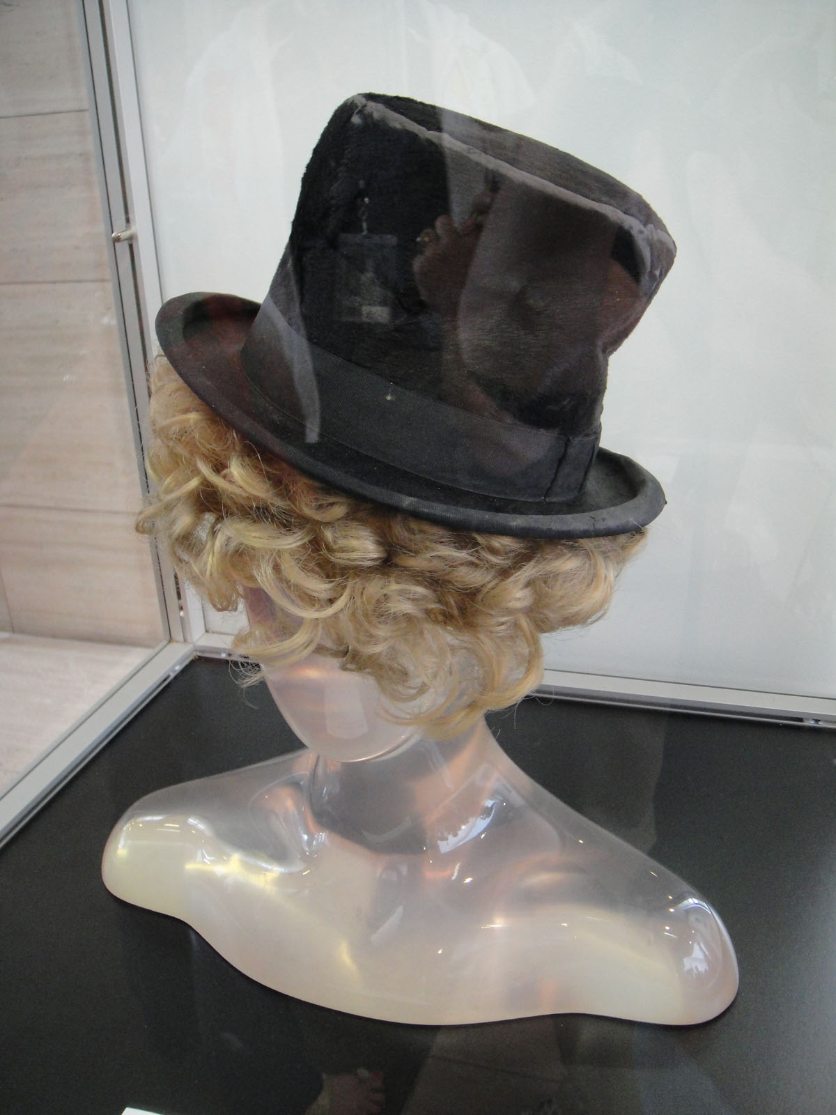 Debbie Reynolds Auction - Harpo Marx signature historic vintage top hat and wig