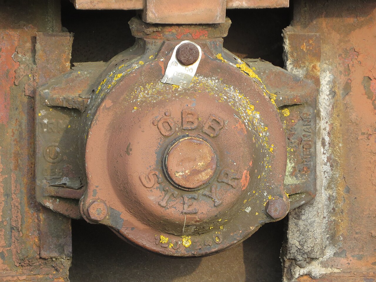 2018-03-02 (215) Bearing of old freight wagon without RIC-number at Bahnhof St. Valentin