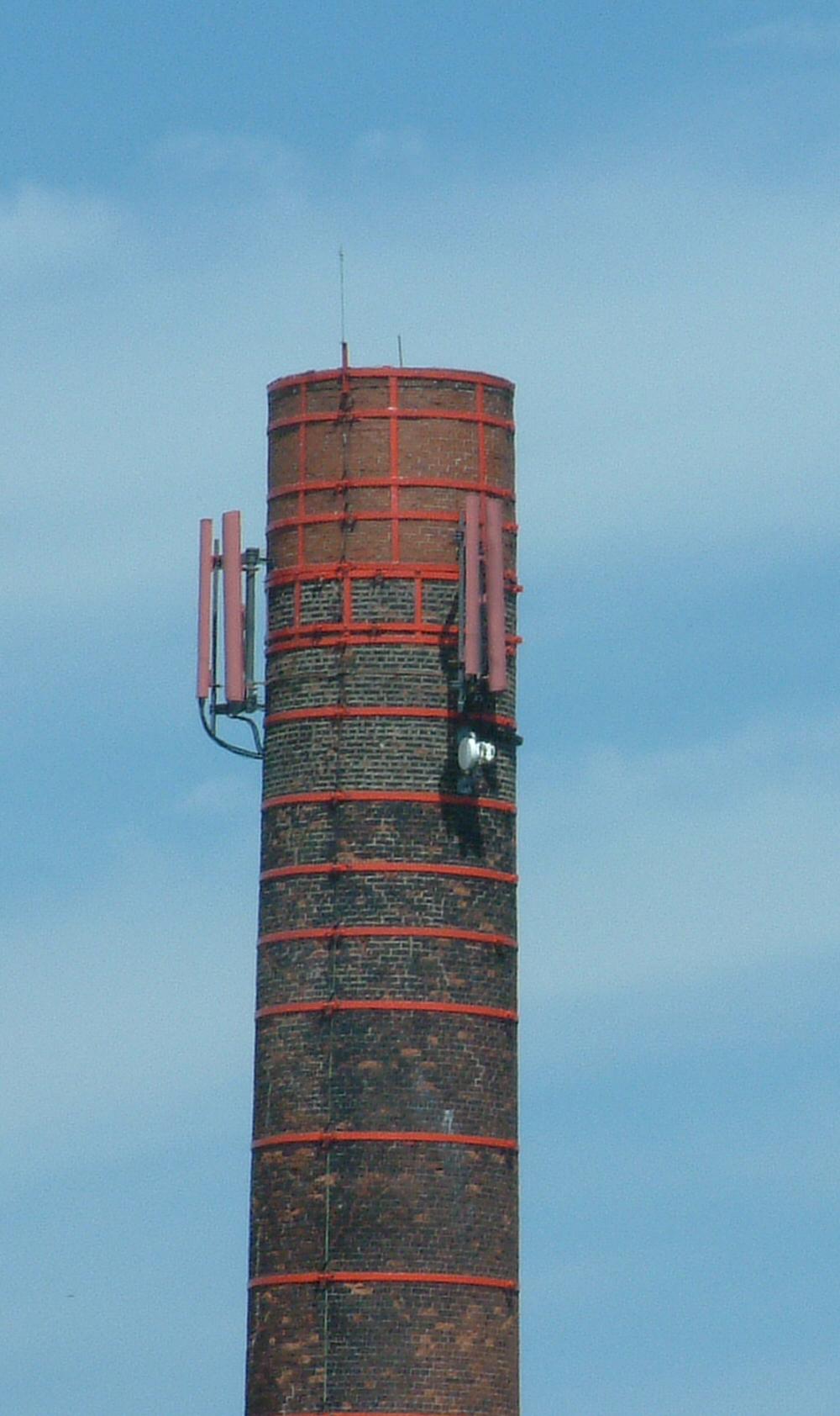A surviving chimney - geograph.org.uk