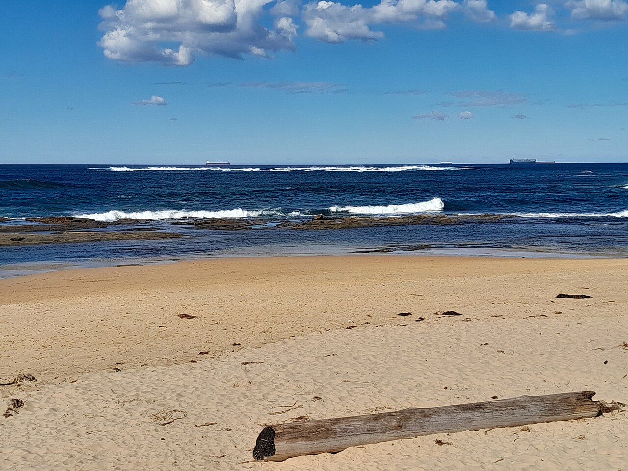 Bellambi, NSW - Waves breaking over submerged Bellambi Reef (May 2023)