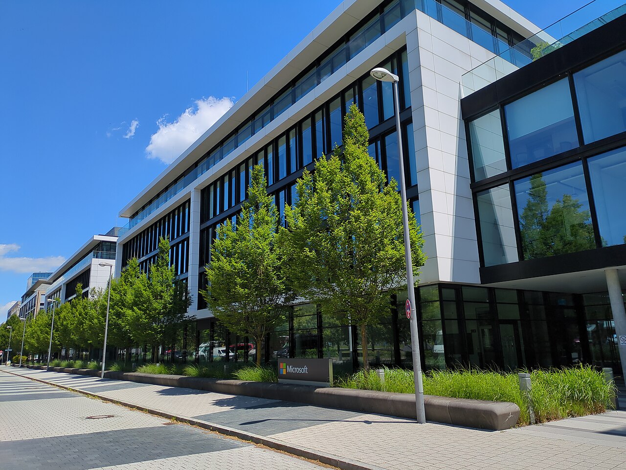 Microsoft-Zentrale in München von Walter-Gropius-Straße aus
