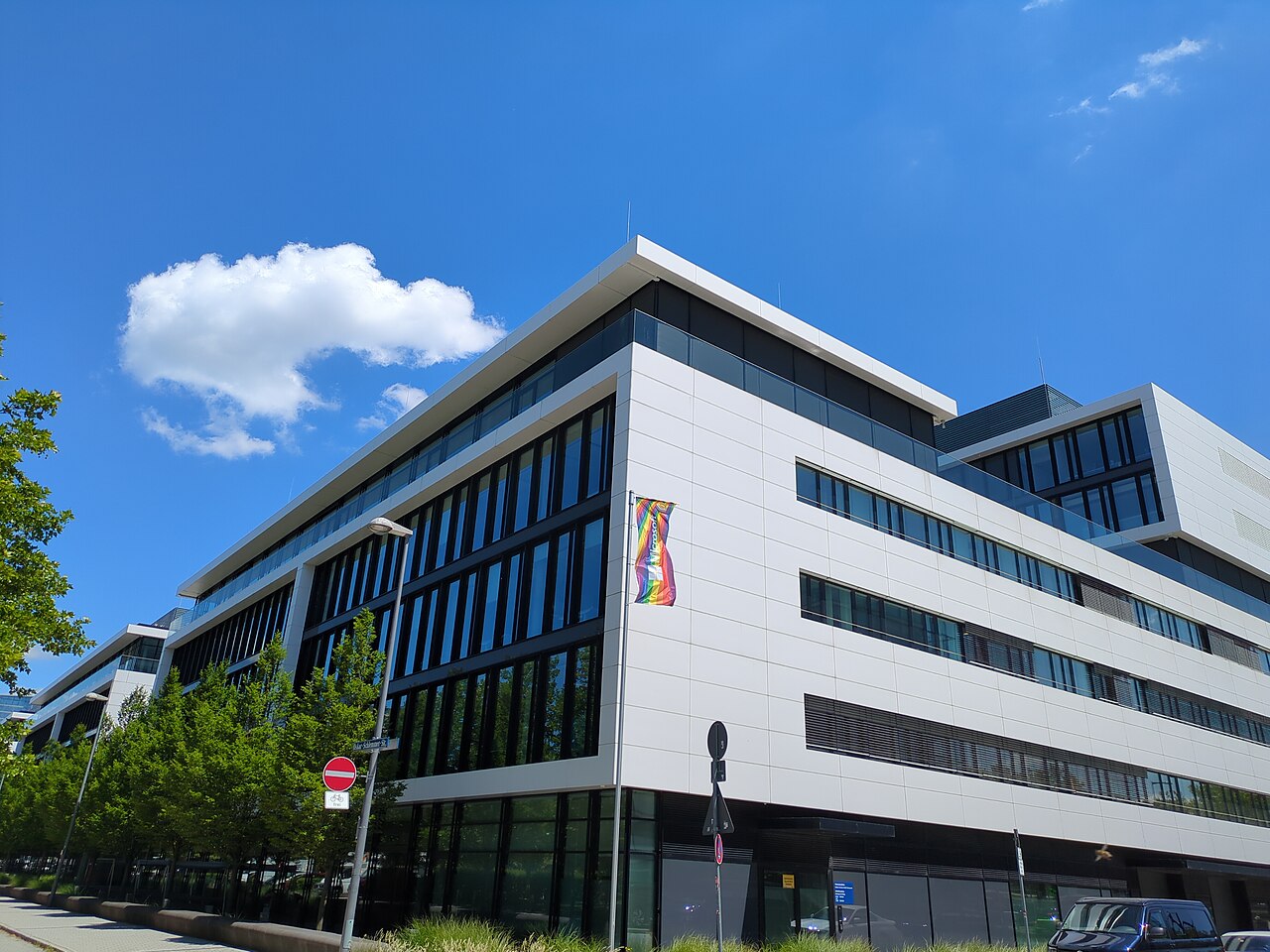 Microsoft-Zentrale in München von der Ecke Walter-Gropius und Anni-Albers-Straße aus