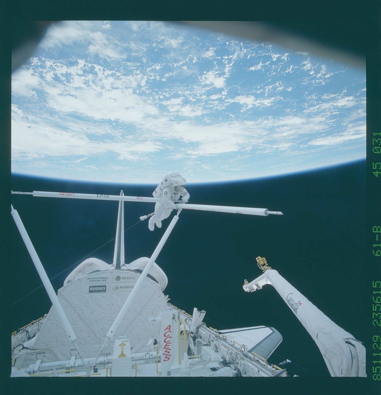 61B-45-031 - STS-61B - Spring and Ross work on EASE & ACCESS during Extravehicular Activity (EVA) - DPLA - 957be7207fdd0082634f1b883acb4429