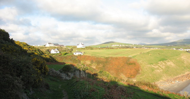 Cliff top plateau east of the Afon Saint incised valley - geograph.org.uk
