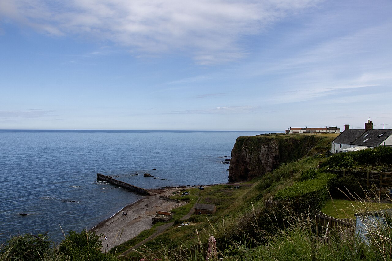 Geology of Castle Rock, Auchmithie, Angus - geograph.org.uk
