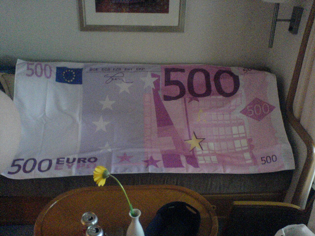 A blanket designed as a 500 euro banknote (front)