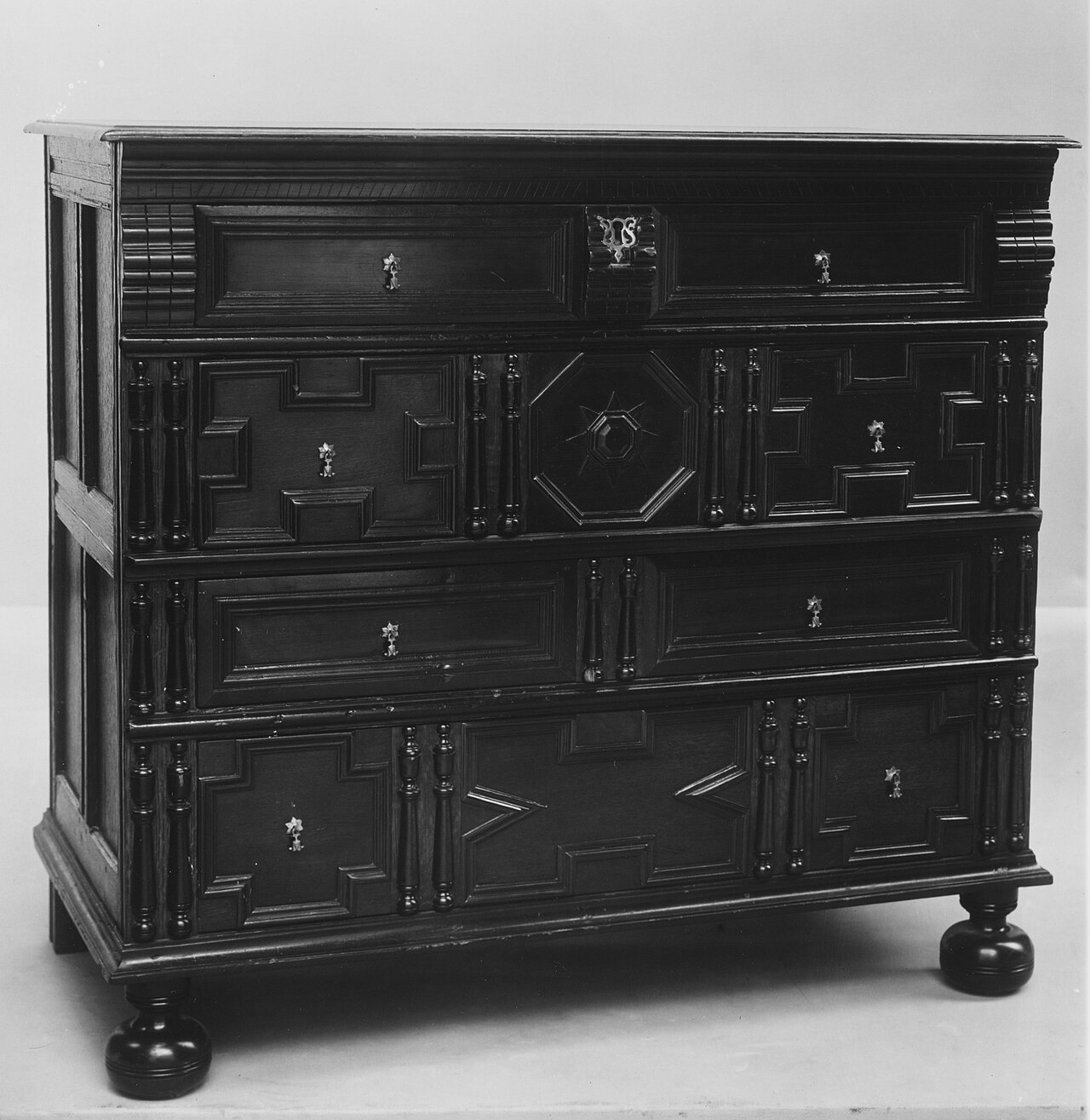 Chest of Drawers MET