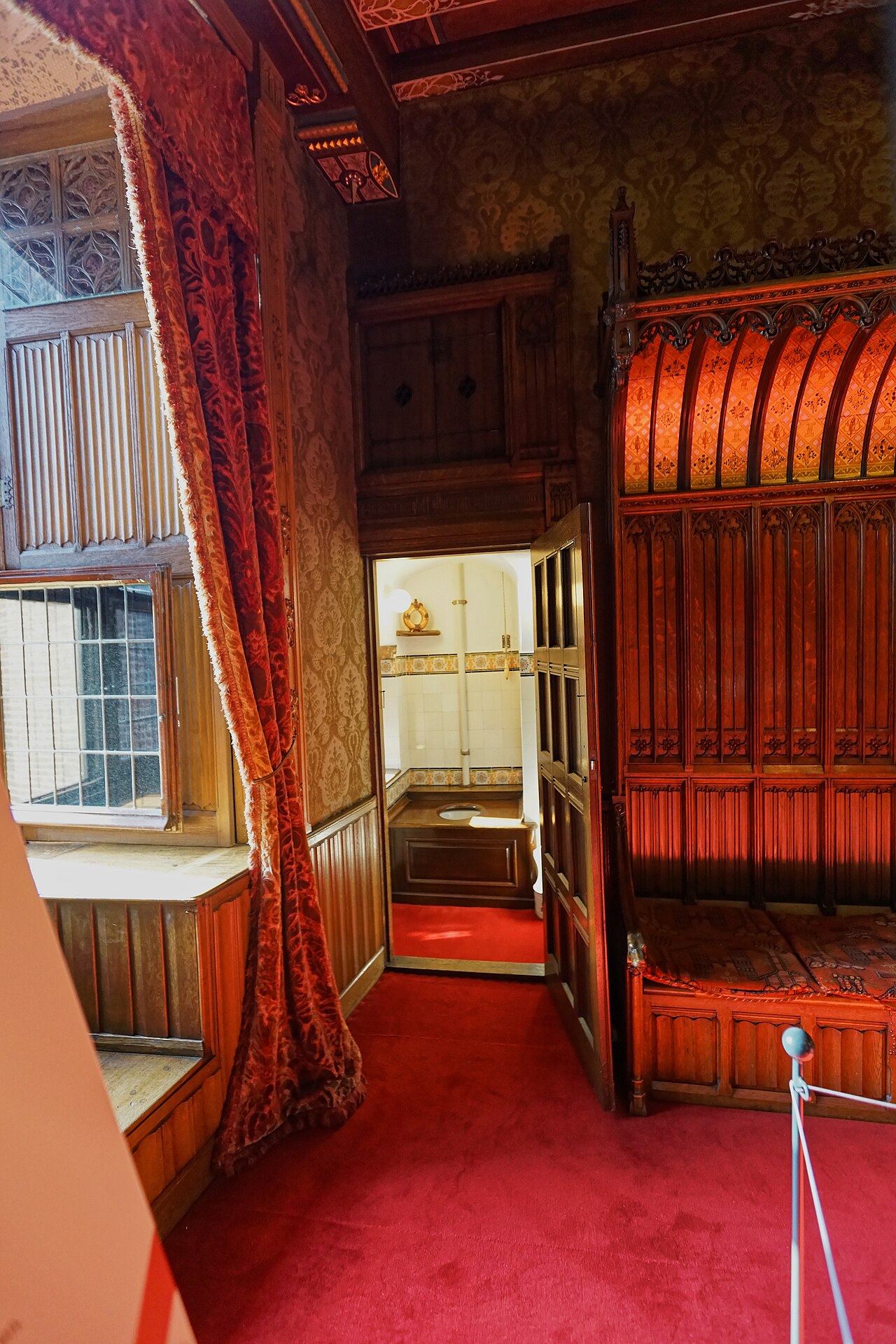 Castle De Haar (1892-1913) - Guest Room - Eclectic style 10 - View into the Toilet