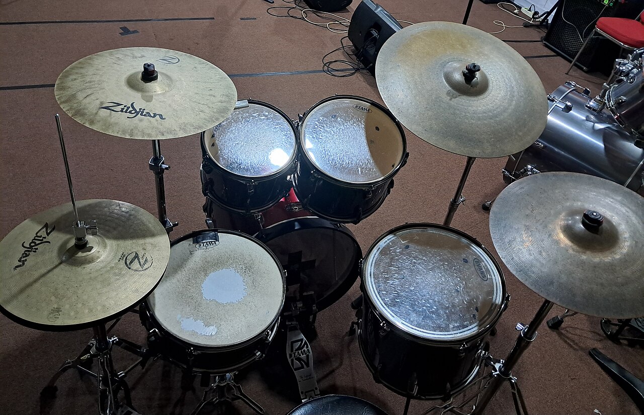 5-piece drum kit with two crash cymbals