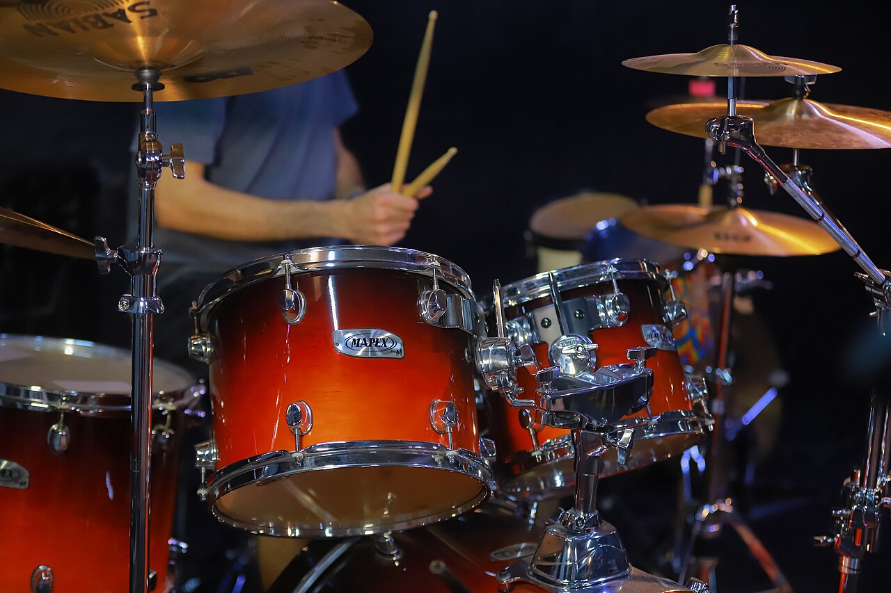 A drum kit made by Mapex Drums - Cacon Photos- Copyleft - Creative Commons