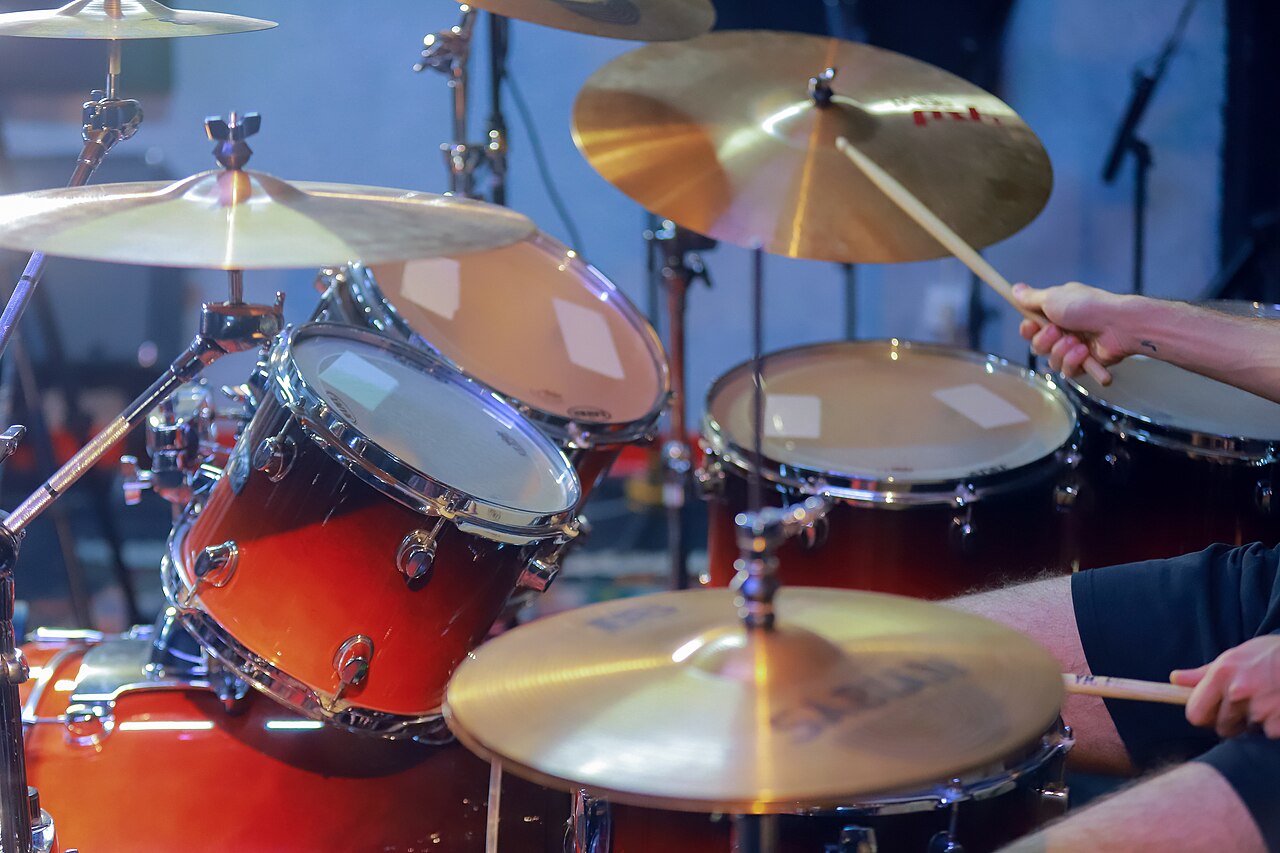 A drum kit made by Mapex Drums - Cacon Photos- Copyleft - Creative Commons
