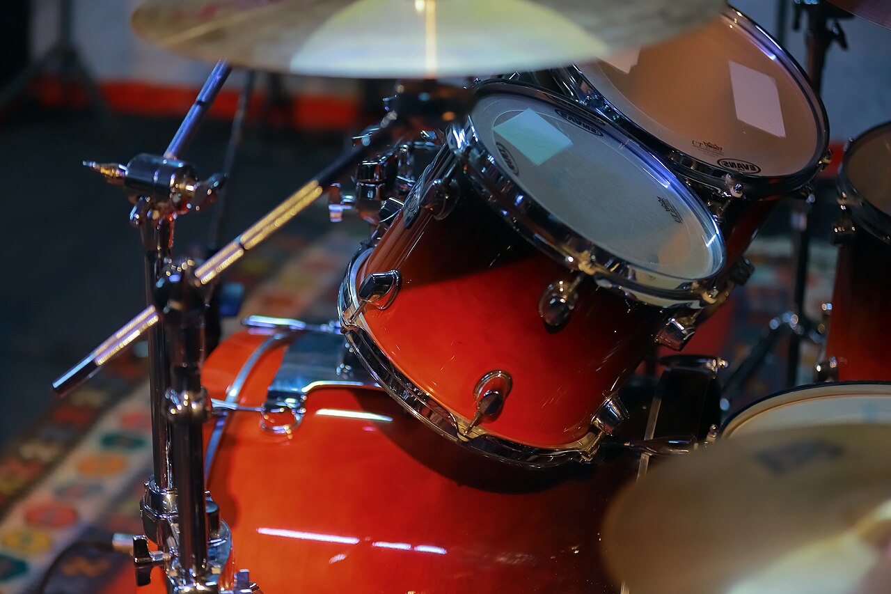 A drum kit made by Mapex Drums - Cacon Photos- Copyleft - Creative Commons