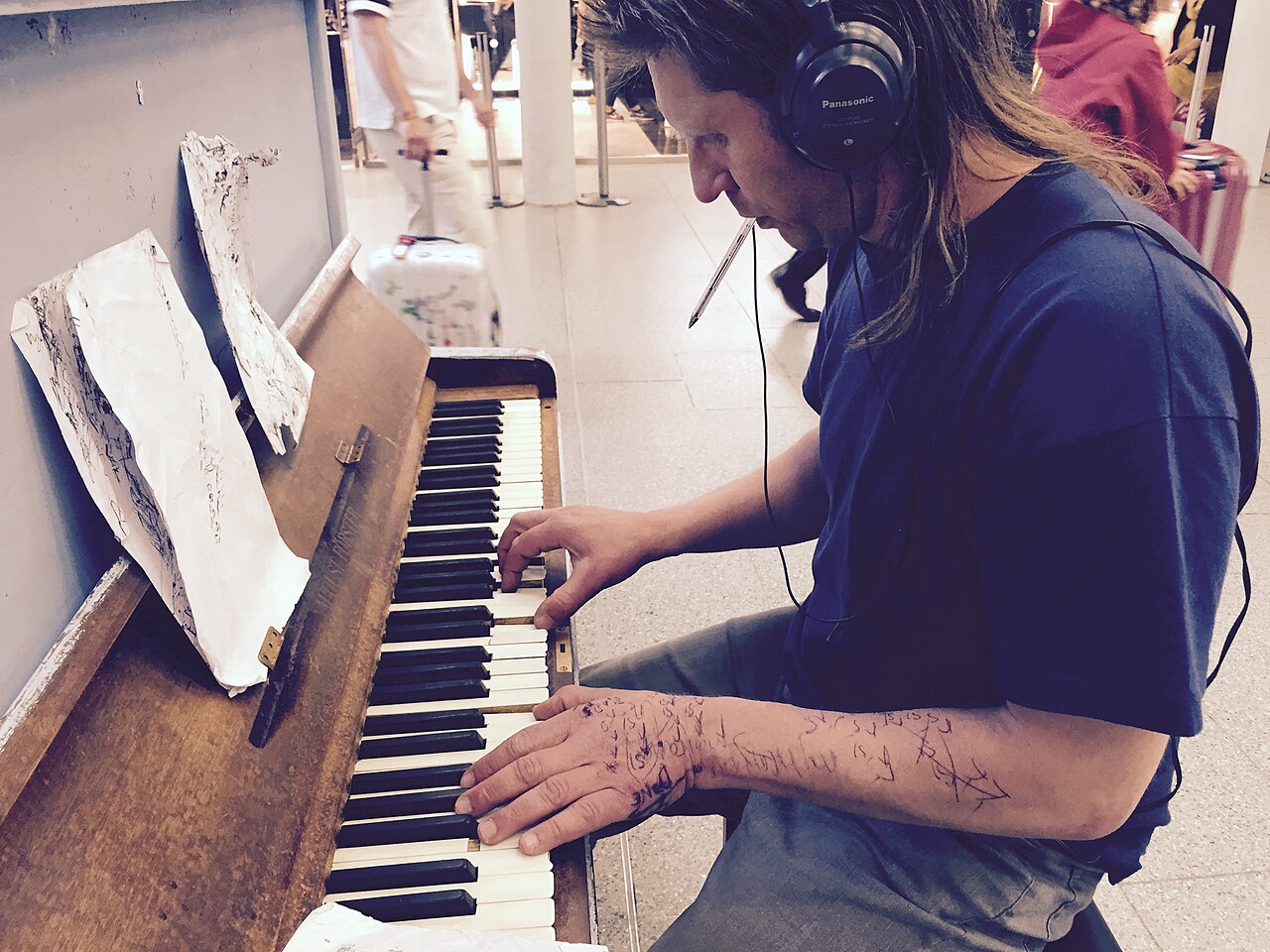 15-07-07 Piano player at St Pancras