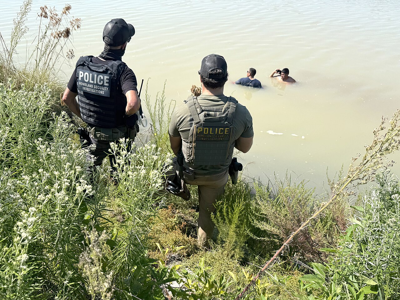 ICE arrests illegal aliens attempting to flee from a search warrant operation near Savannah, Georgia