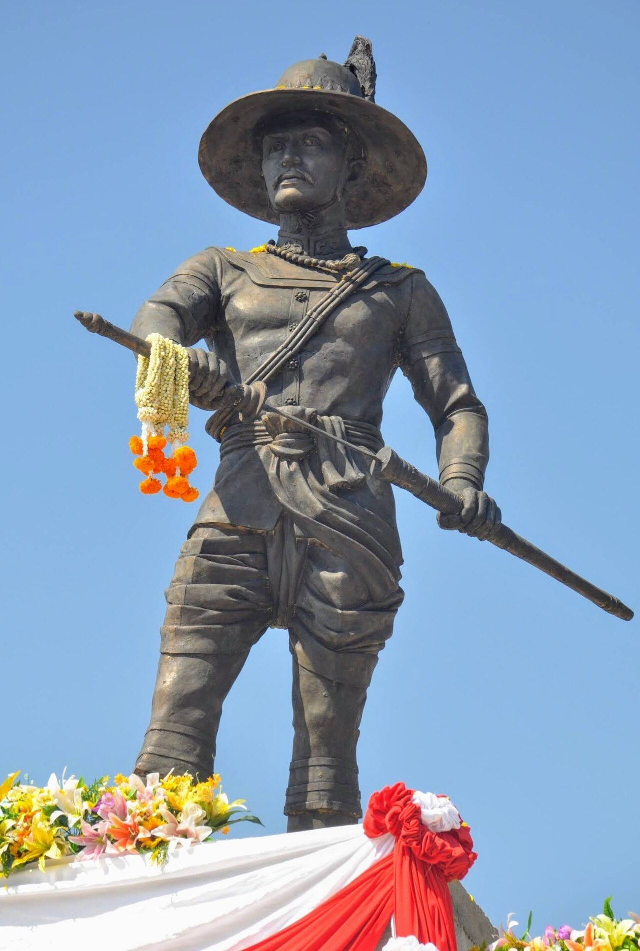 King Taksin & Phraya Pichai Dabhak Monument in Wat Kungtapao