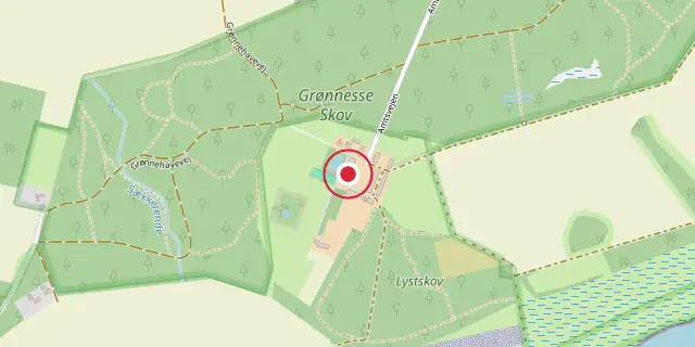 Street map of the area around Grønnessegaard; the red dot marks 55°57′14″N 11°55′19″E