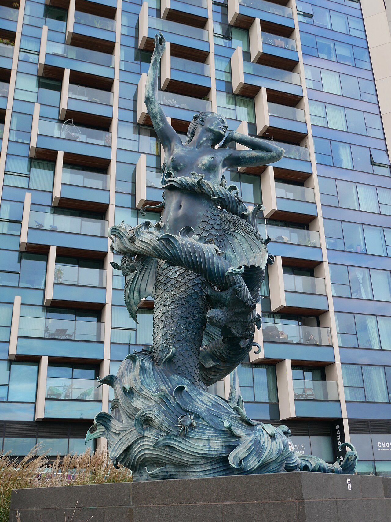 "Mermaid" by Damien Hirst in Greenwich Peninsula (01)