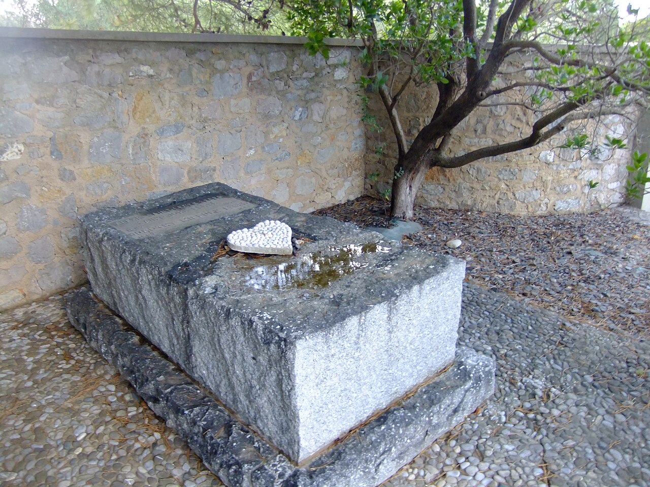 Ancien cimetière de Giens (Hyères) - Tombe Alexis Leger, Saint-John Perse, vue d'ensemble
