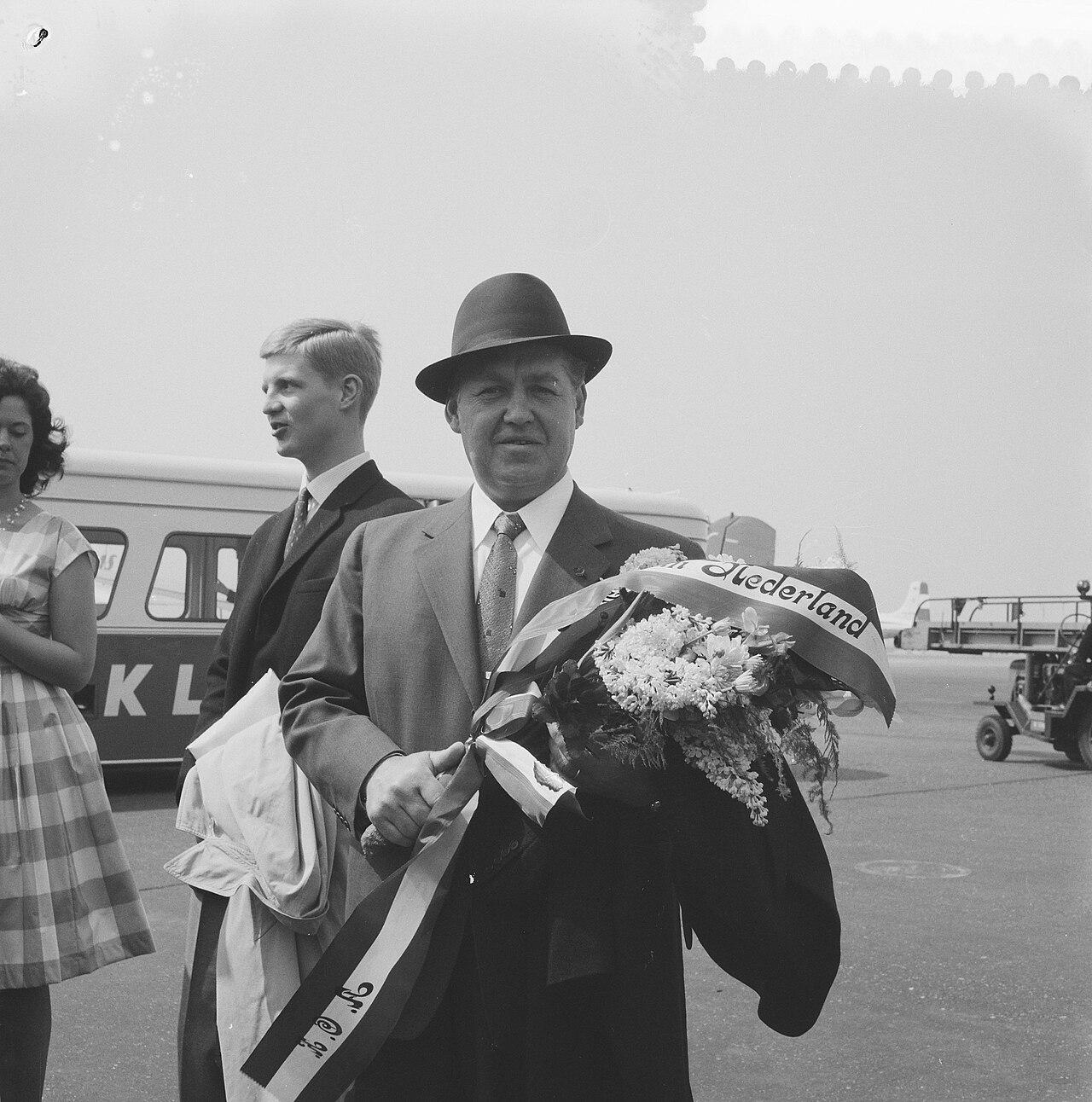 Aankomst Jussi Bjorling op Schiphol met zoon, Bestanddeelnr 911-2239
