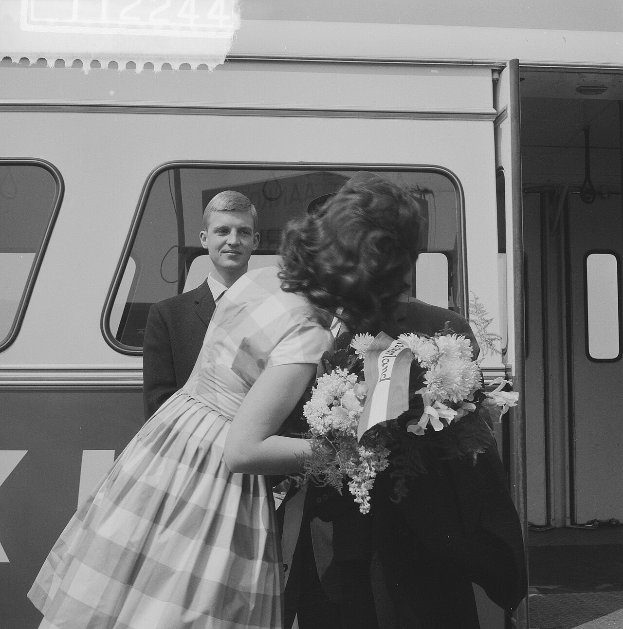 Aankomst Jussi Bjorling op Schiphol met zoon, de alt Nora de Wit van het Amsterd, Bestanddeelnr 911-2244