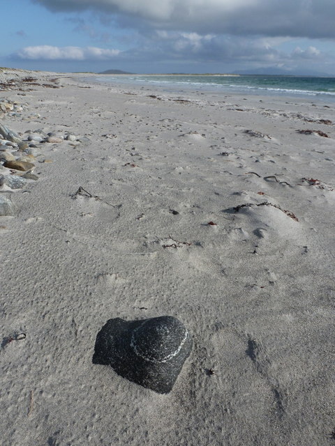 Baleshare, a stone with a contour line on the beach - geograph.org.uk