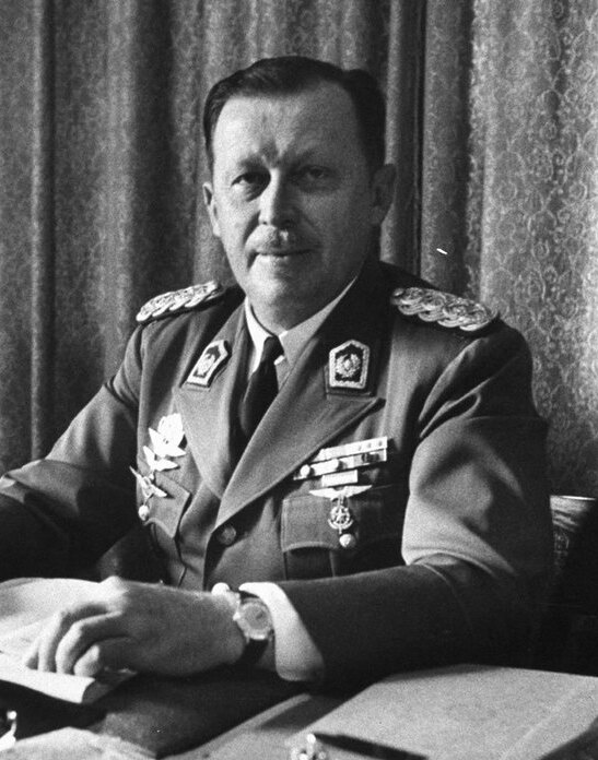 Alfredo Stroessner at desk (1cropped)