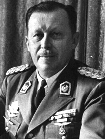 Alfredo Stroessner at desk (3cropped + constraste)