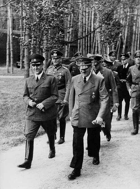 Adolf hitler ante pavelic walk