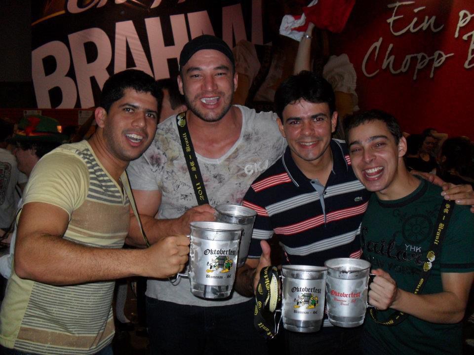 Amigos aproveitando a Oktoberfest
