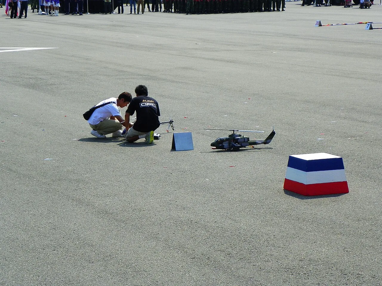 Radio-controlled helicopter