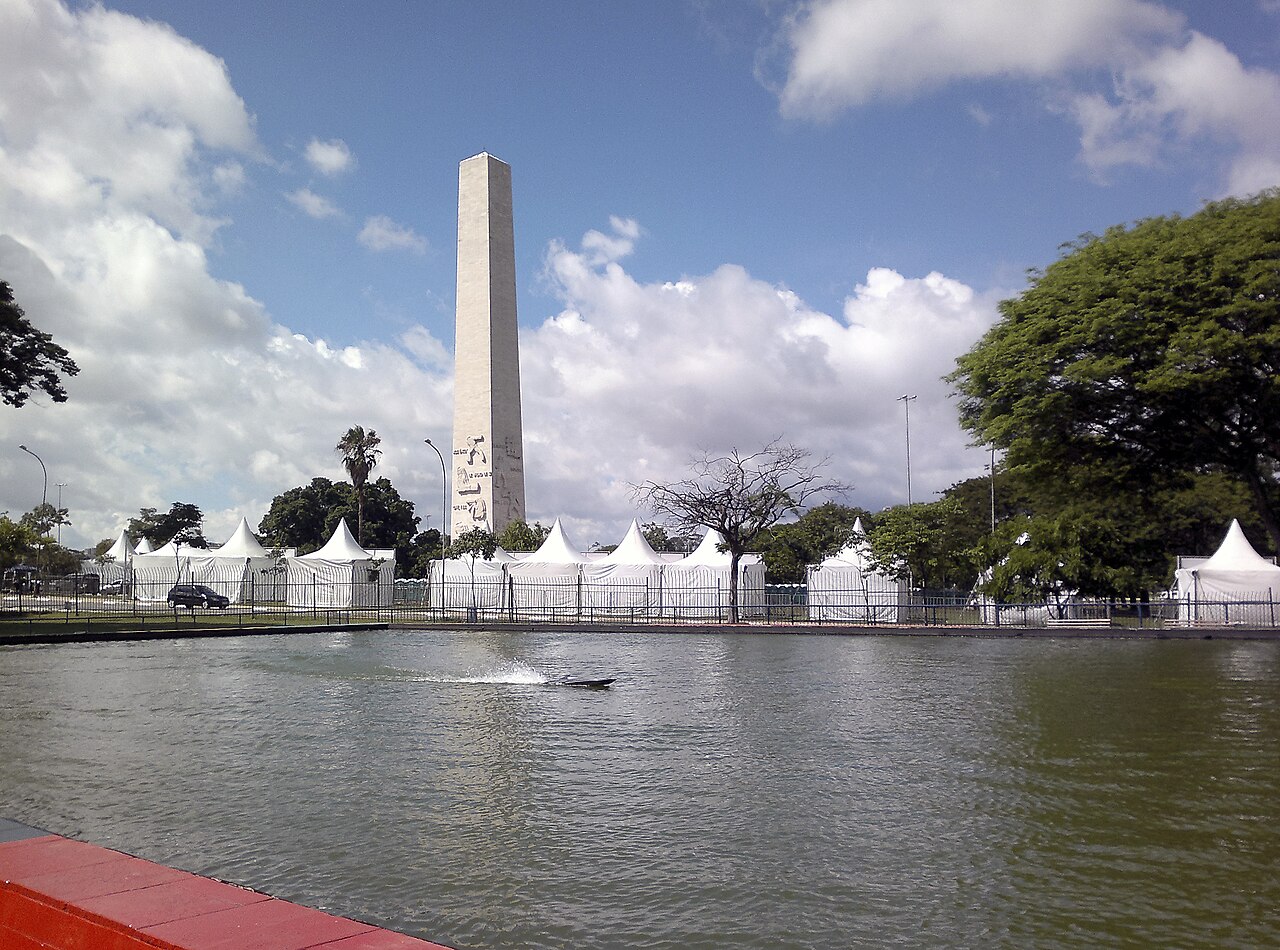 A radio controlled model watercraft, Ibirapuera park, Obelisk