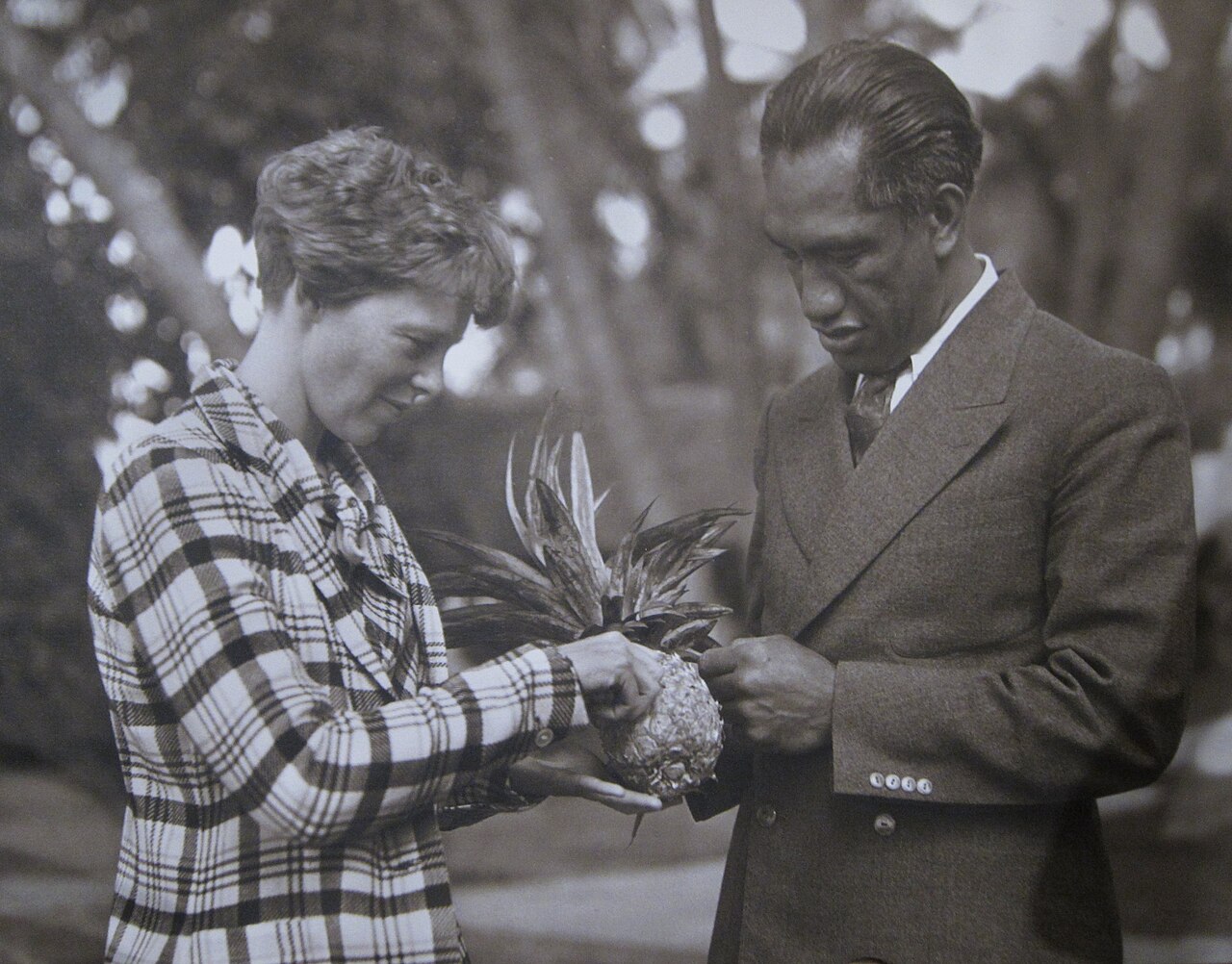Amelia Earhart and Duke Kahanamoku in Hawaii