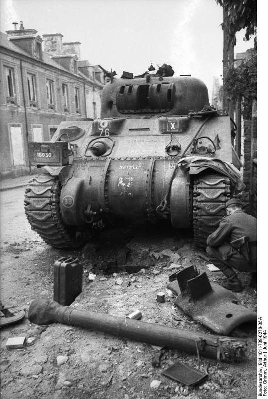 Bundesarchiv Bild 101I-738-0276-35A, Villers-Bocage, Zerstörter M4 Sherman