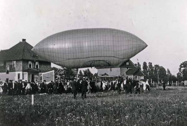Airship, Toledo, Ohio, 1910 - DPLA - 0ba95d2bcecf0f16acf1cd7a6d38baf5