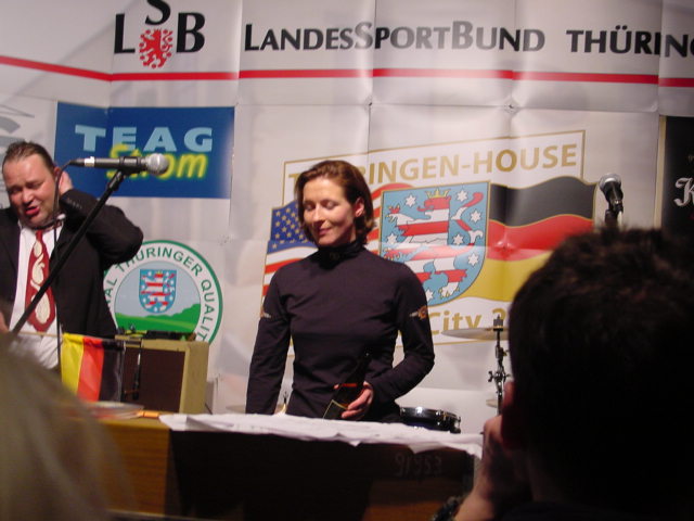 09-claudia-onstage