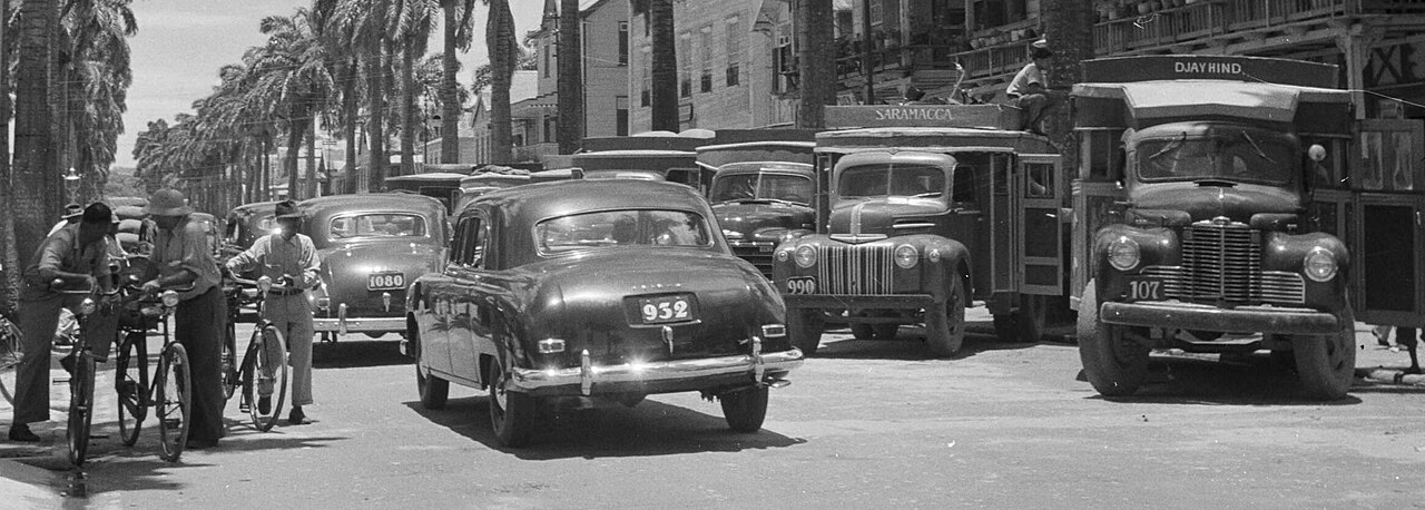 Auto's met Surinaamse kentekenplaten (Jodenbreestraat, Paramaribo, Suriname, 1947)