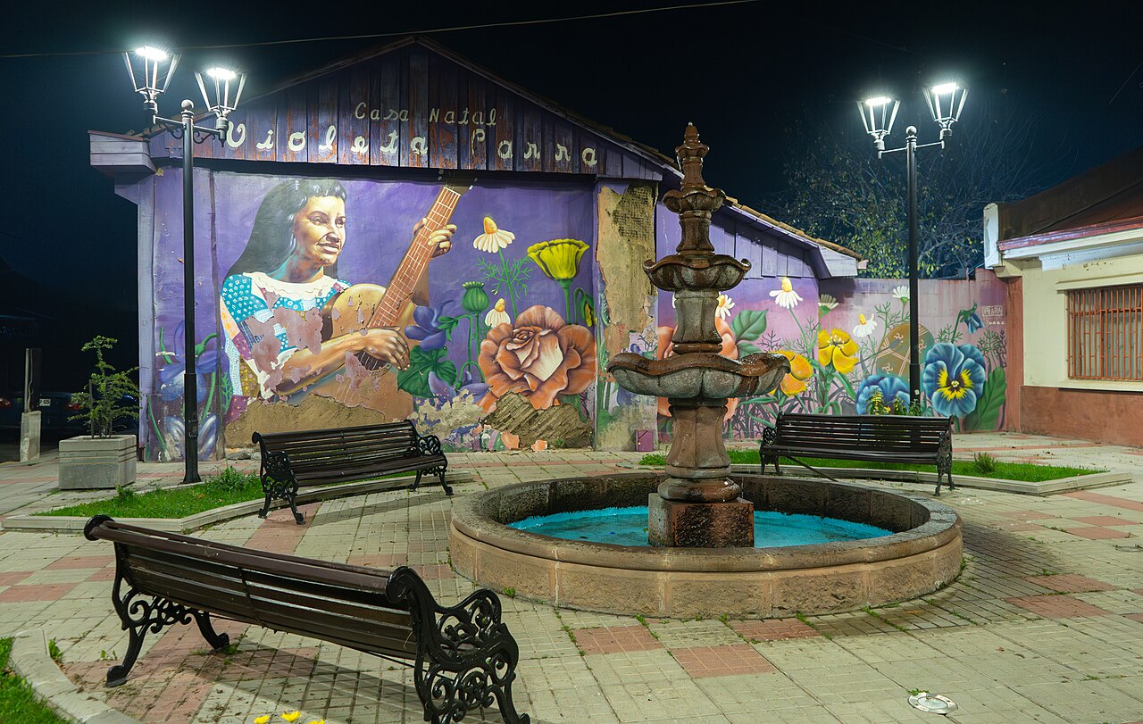 Casa Museo Violeta Parra de San Carlos – Mural exterior (vista general)